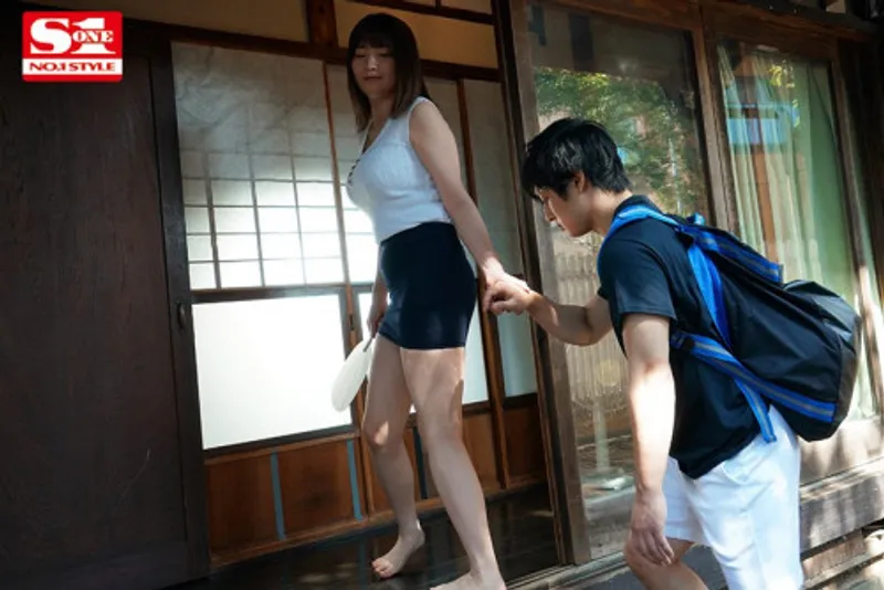 Anh chàng nứng lồn của quý khi nhìn trộm em họ vụng trộm với chồng