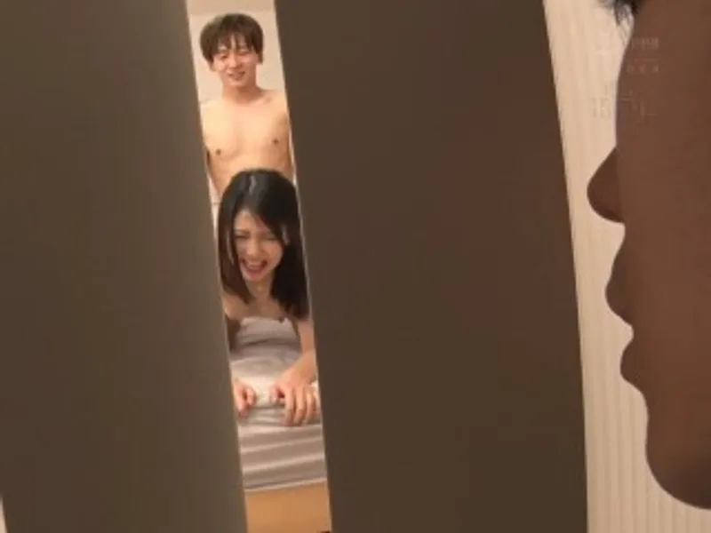 Thanh niên đang vụng trộm với chị cạnh bên nhà thì anh người chồng về...