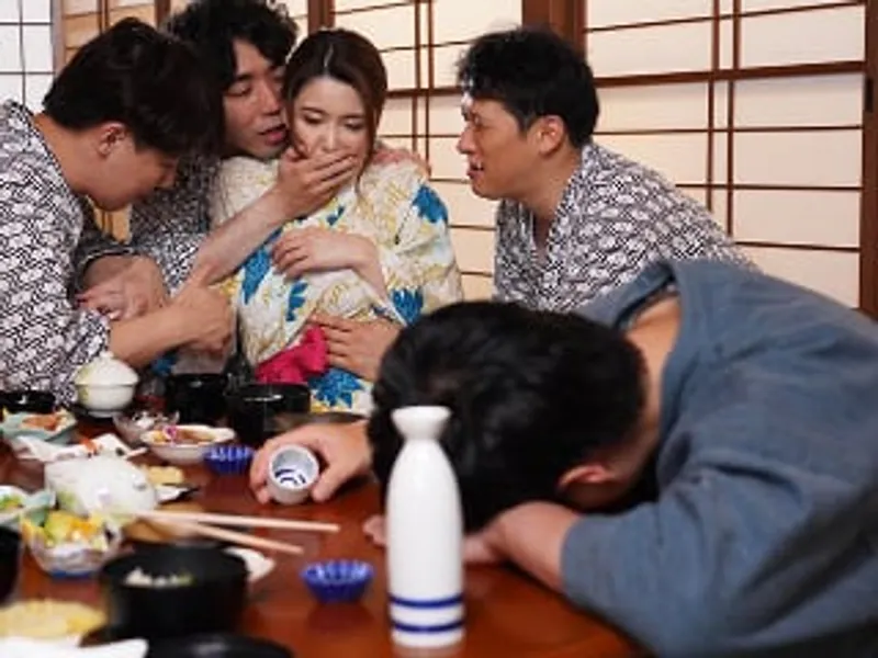 đưa bà xã đi suối nước nóng, chồng yêu không biết bà xã bị người khác địt sấp mặt