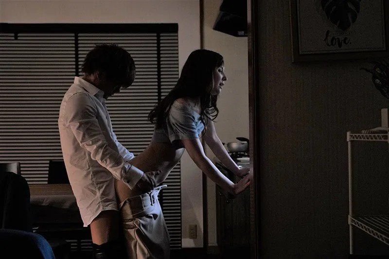 Sếp đi công tác, cậu nhân viên đến nhà nắc vợ yêu ông ấy