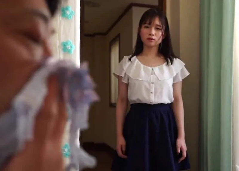 ái nữ phát hiện bố dượng biến thái ngửi đồ lót của mình