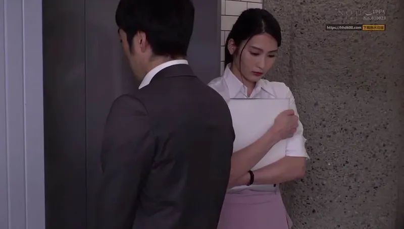 Em thư ký tủi thân bị cấp trên bắt vào nhà trọ phục vụ đối tác