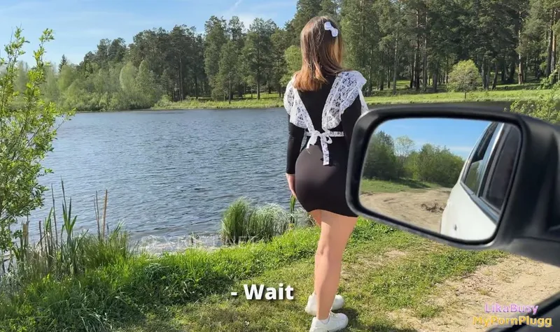 Bắt gặp em nữ học sinh dễ thương đang đi dạo một mình ở hồ tuyền lâm